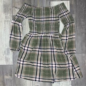 NEW Flowy Plaid Dress Green Size Small Longsleeve